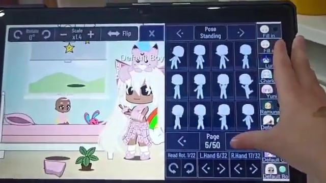 Малыш раскидывает игрушки Gacha Plus