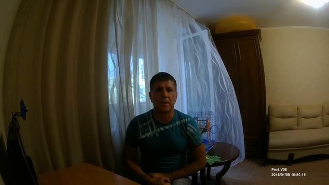 Бабка продаёт ананасную клубнику.