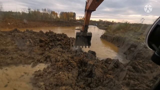 Хитачи 200 VS Като HD 700 Рабработка песчаного каръера на болоте.