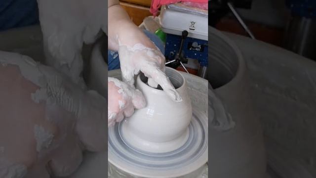 Керамика, гончарный круг. Закрытая форма шара.