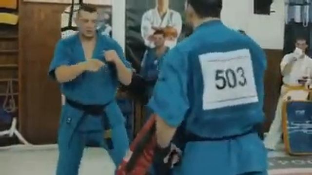 Работа с макеварой:лоу-кик на уходе с линии атаки противника.