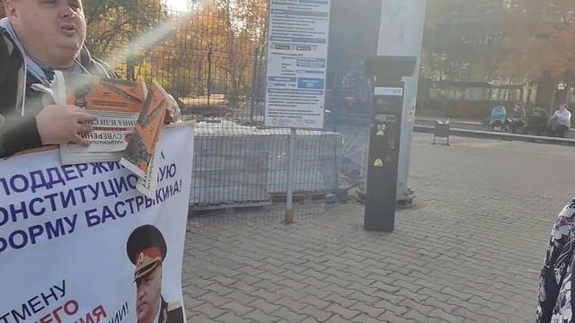 Провокатор во время проведения одиночных пикетов в центре Новосибирска 08.10.2023