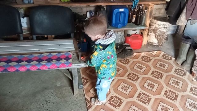 Внук Рамиль играет в хоккей с бабаем,а после сам забивает гвозди.Молодец такой.