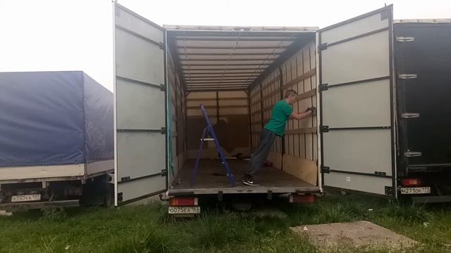 Дальнобойщик!!! Нашел в машине турник)