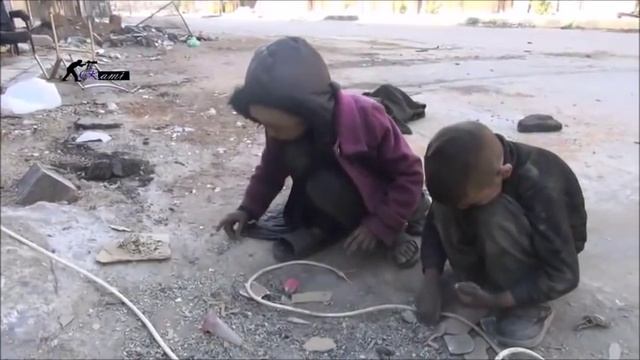 Сирия, голодные дети собирают крошки хлеба!!