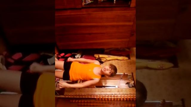 Учимся делать переворот на одну ногу с толчком рук