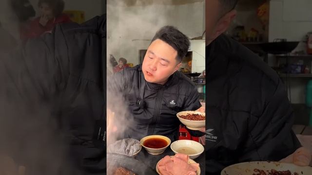 现舂的糊辣椒裹在牛肉上简直太香了  发鱿鱼超神 锅底是越熬越香浓的老派糊辣火锅#美食创作人计划 #好好吃饭