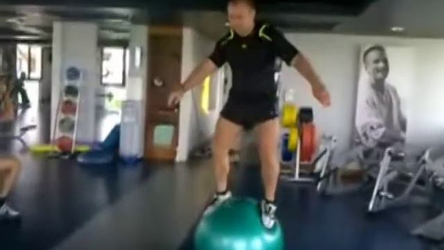 приседания на мяче Функциональный тренинг