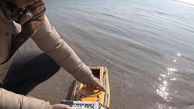 Кораблик для рыбалки на море