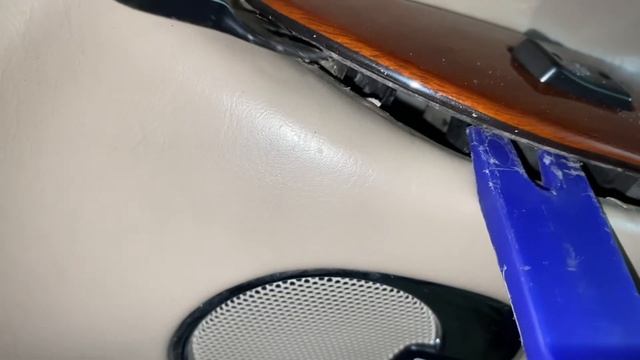 Ремонт дверей: снятие обшивки и замена ручек