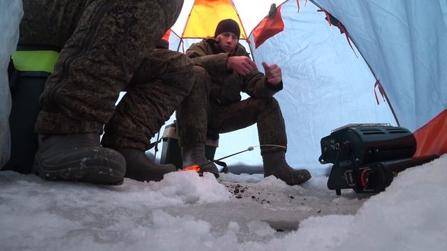 Зимняя рыбалка!! Первый лёд!! Щука с РУКУ!!! Клёвый ЛЕЩ!!!