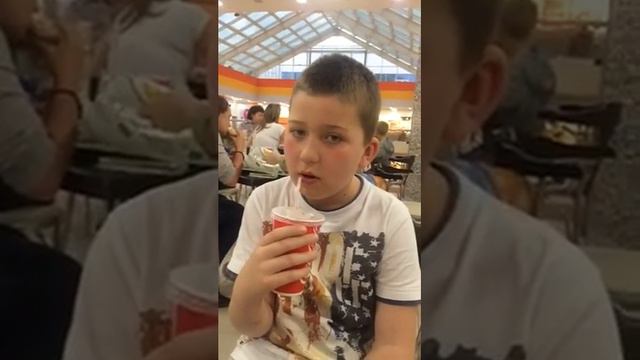 Захар медленно ест