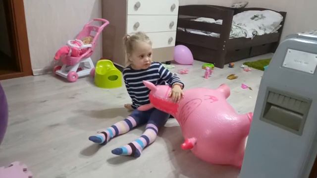 Прикол. Девочка упала с надувной лошадки