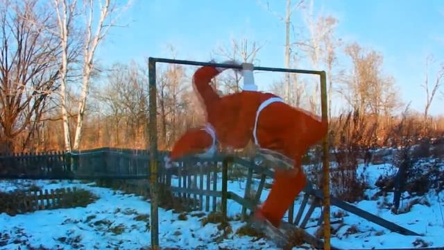 Дед Мороз подкачался на турнике!!!