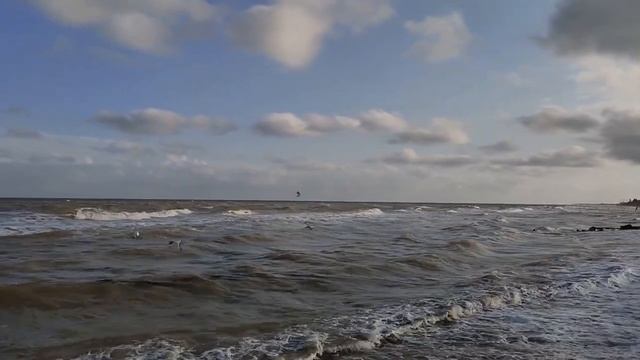 Азовское море. Такого шторма не было давно.Люди в воде.