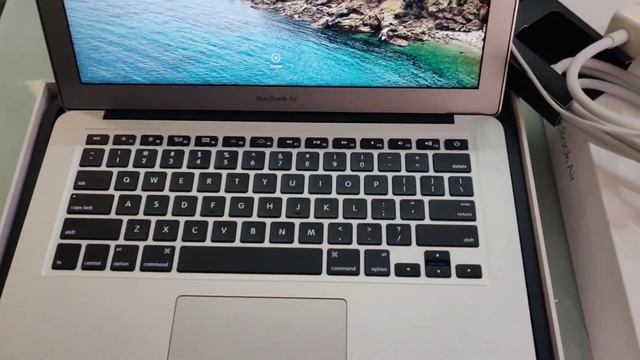 Unboxing Apple Macbook Air 13