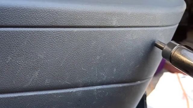 Ремонт дверей: снятие обшивки и замена ручек