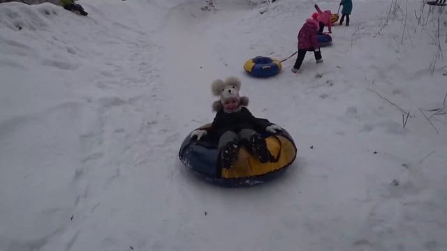 Зима /2020/ Как Соня и Даша катаются на плюшке с горки.