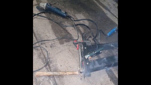 Начал делать приспособление для снятия и установки пружин с амортизатора. Сварка. День 3