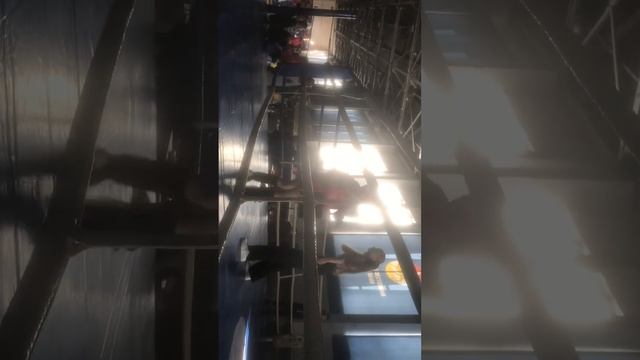 Бой в манеже не очень равный