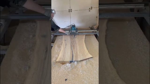 Фрезеруем столешницу для одного из самых фактурынх наших столов ??????