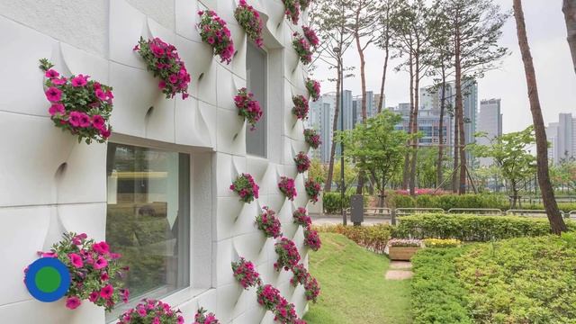 Соседи громко смеялись, когда заметили эти «карманы на доме! Но потом захотели такое же чудо