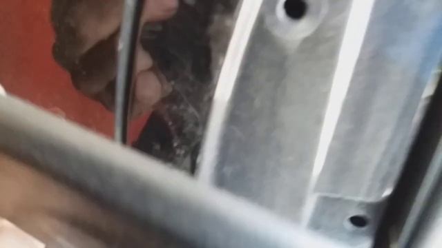 Ремонт дверей: снятие обшивки и замена ручек