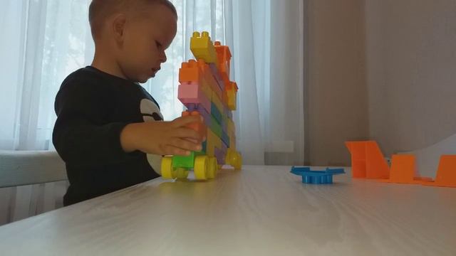 Собираю огромный танк из конструктора/Истории про мальчика Вову/10 лайков и новое видео