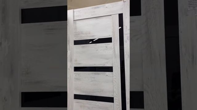 Дверь межкомнатная фабрики Сарко S8 с чёрным стеклом, цвет дуб трезвим