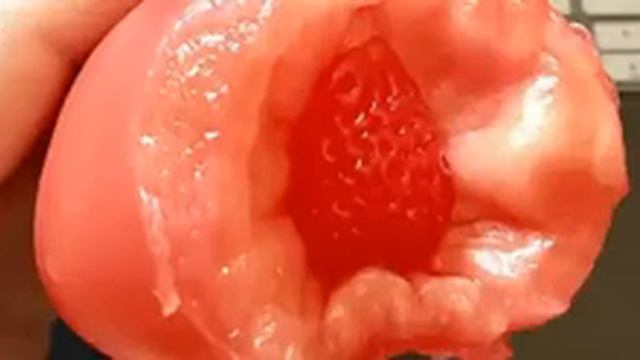 Когда он укусил помидор, то увидел, ЧТО ВНУТРИ НЕГО… клубника! Вот в чем СЕКРЕТ!