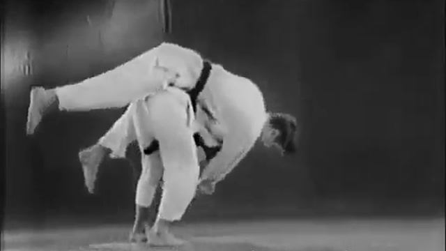 БРОСОК ЧЕРЕЗ СПИНУ. СОВЕТСКАЯ ШКОЛА БОРЬБЫ