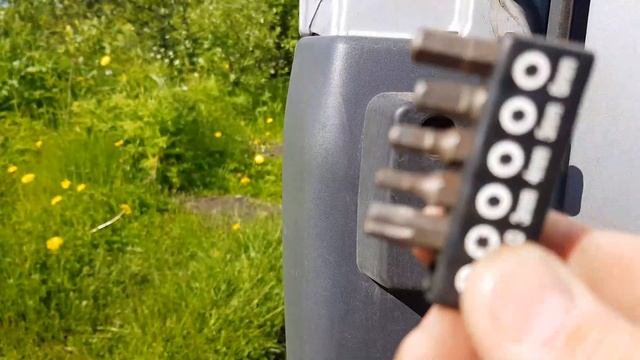 Ремонт дверей: снятие обшивки и замена ручек