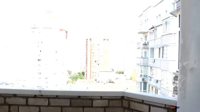 ПОДКАРМЛИВАЕМ С ПЛАТОНОМ ГОЛУБИЦУ, КОТОРАЯ СНЕСЛА ЯЙЦА НА БАЛКОНЕ НАШЕГО ДОМА И УТЕПЛЯЕМ ГНЕЗДО.