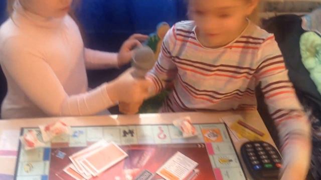 Играем в MONOPOLY с банковскими картами от  Hasbro. Прикол:) For Kids Video Kids