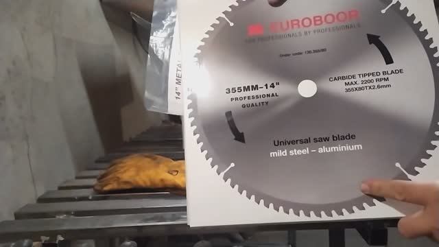 Пила торцовочная EDC135