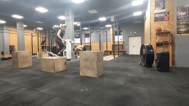 10 мин. 20 приседаний, 8 ног к турнику, 6 берпи