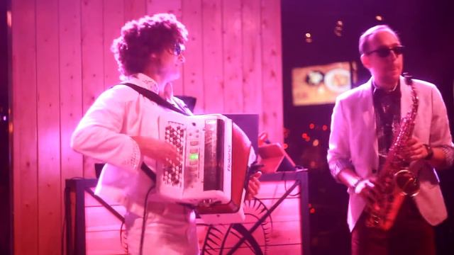 Дуэт саксофонист и баянист