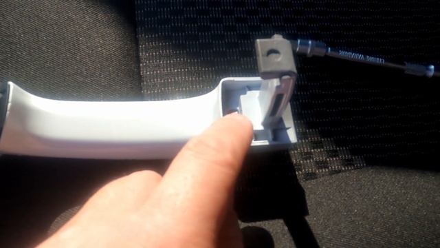 Ремонт дверей: снятие обшивки и замена ручек