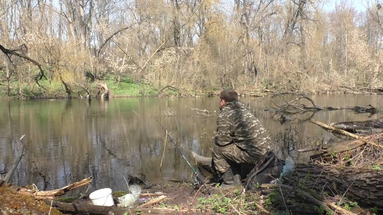 Рыбалка на поплавок в апреле на реке.