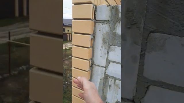 стройка дома , кладка блоков и кирпичей