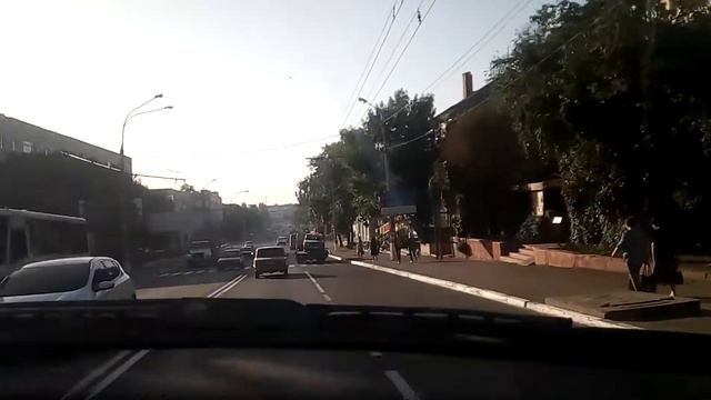 город Краснодон луг область эвакуатор везёт авто с водителем внутри