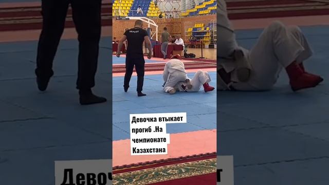 Девочка бросает прогибом. Чемпионат Казахстана по АРБ