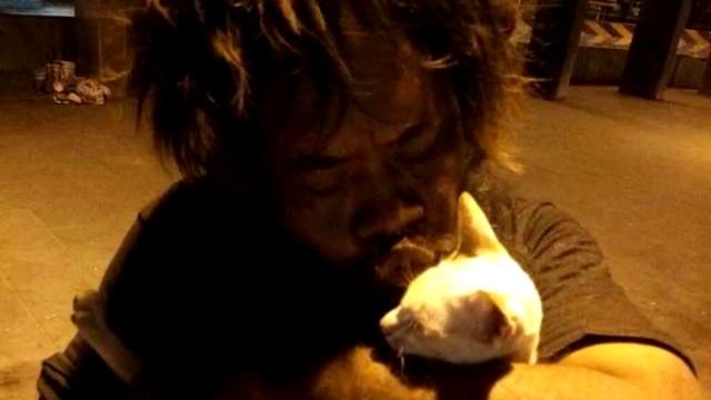 Бездомный ежедневно покармливает уличных кошек, несмотря на то, что порой сам голодает