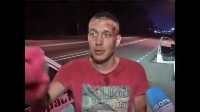 Вон он стоит улыбается)