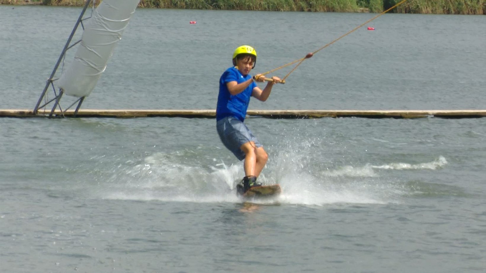 Юный вейкбордист