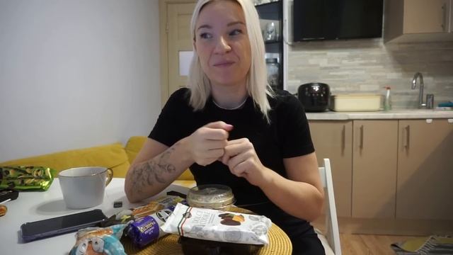 МУКБАНГ:  Тестирую сладости из FIX PRICE / Нет ,не слипнется )