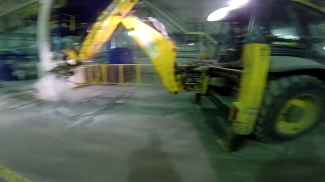 Трактор работает (экскаватор JSB ломает гидромолотом бетонный пол)