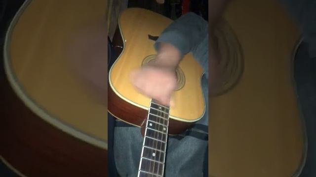 Классно поёт под гитару