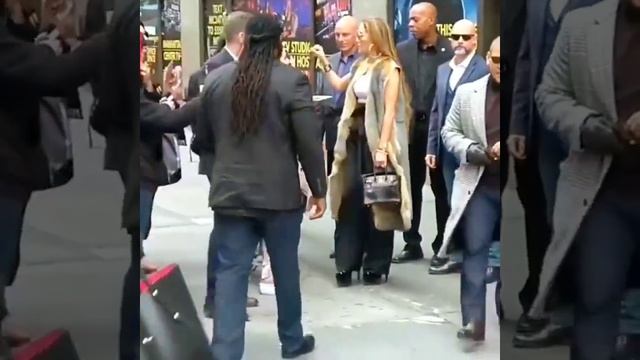 Дженнифер Лопес фотографируется с фэнами.