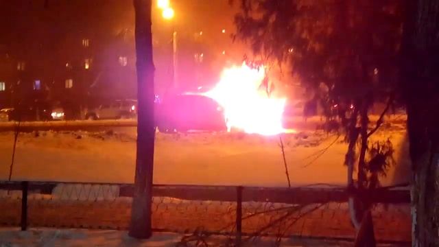 горящая машина на ул.Раимбека Алматы.Загорелась проводка